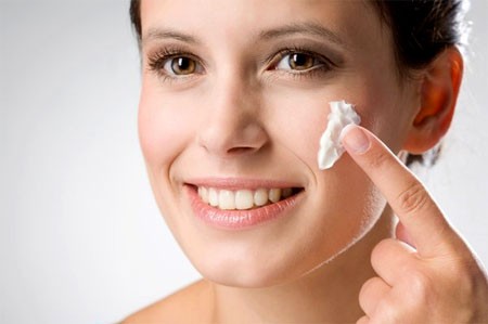 kem dưỡng ẩm thoa quá dày làm cho da dẽ bít lỗ chân lông