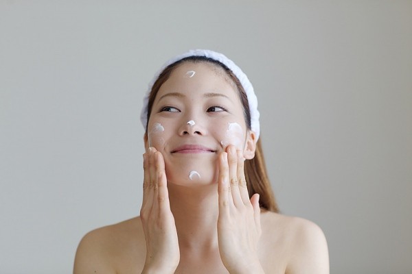 thoa kem dưỡng ẩm