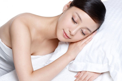 xóa nếp nhăn với tư thế ngủ chuẩn