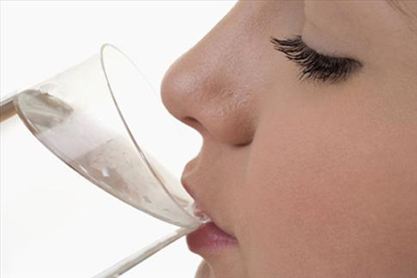chăm sóc da bằng cách uống nhiều nước