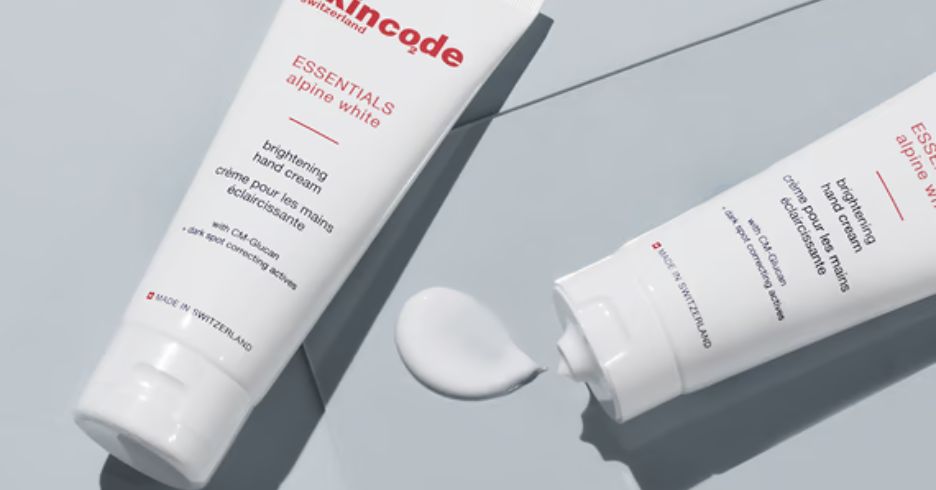 Kem trắng mịn và bảo vệ da tay toàn diện Skincode Alpine White Brightening Hand Cream